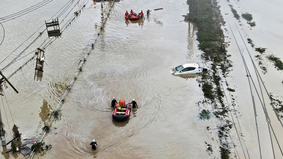 Kraftigt regn har orsakat översvämningar i Kumamoto i södra Japan. Översvämmade vägar.