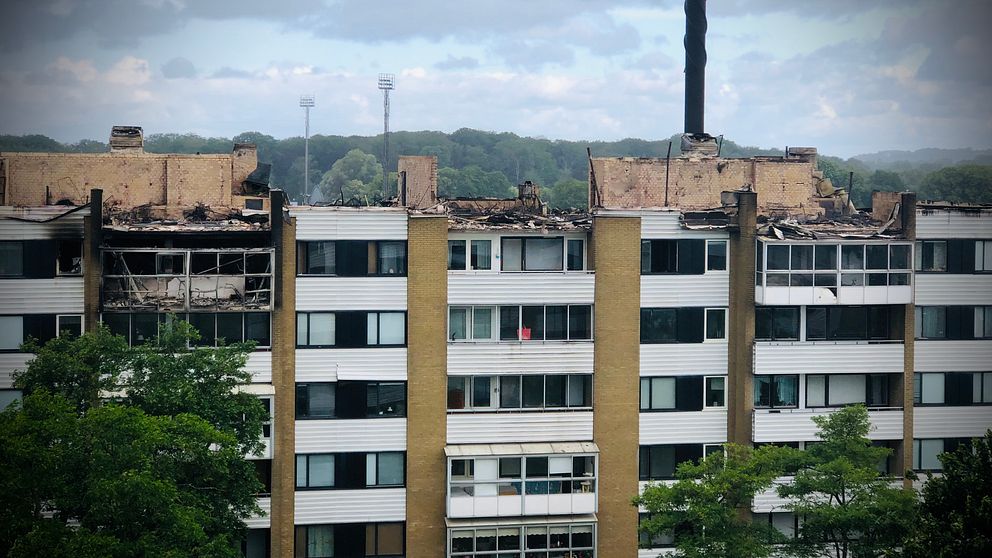 Det översta våningsplanet i lägenhetshuset blev totalförstört av branden.