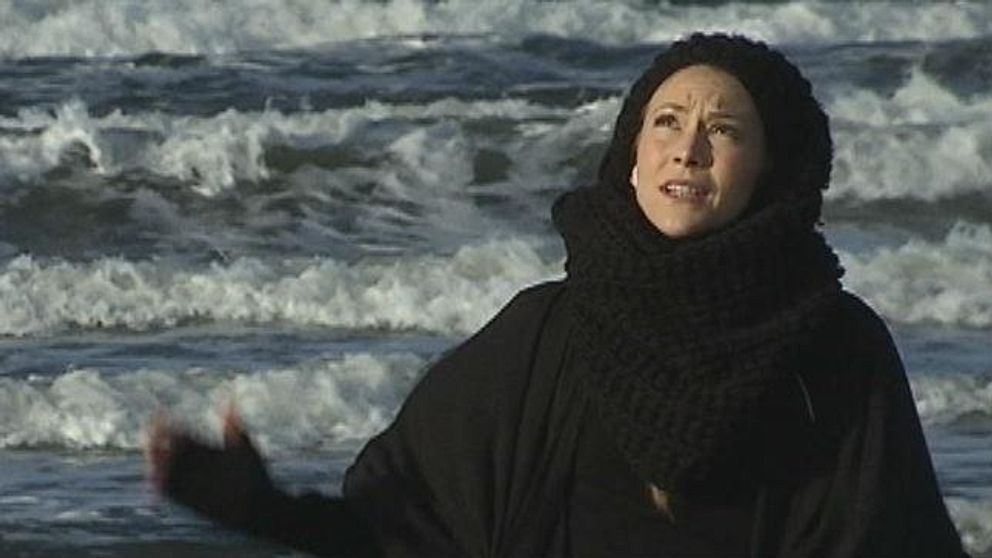 Mariette Hansson står på Haverdalsstrand utanför Halmstad med havet i bakgrunden.