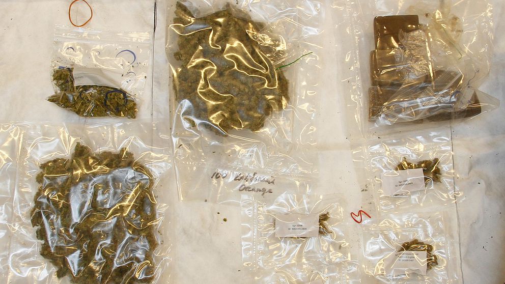 Polisens bild på sju små plastpåsar med beslagtagen narkotika.