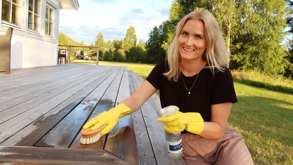 Ellinor Sirén som driver Ekotipset skrubbar verandan med ättika-medel.