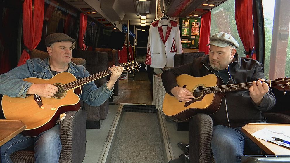 Trond Korsmoe´och Peter Larsson sitter i turnébussen med sina gitarrer