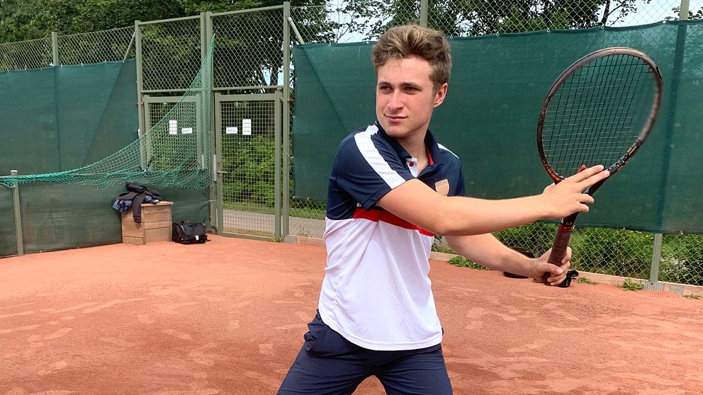18-årige Hampus Johansson i Varberg har spelat tennis i hela sitt liv och drömmer om att göra det på amerikanskt college.