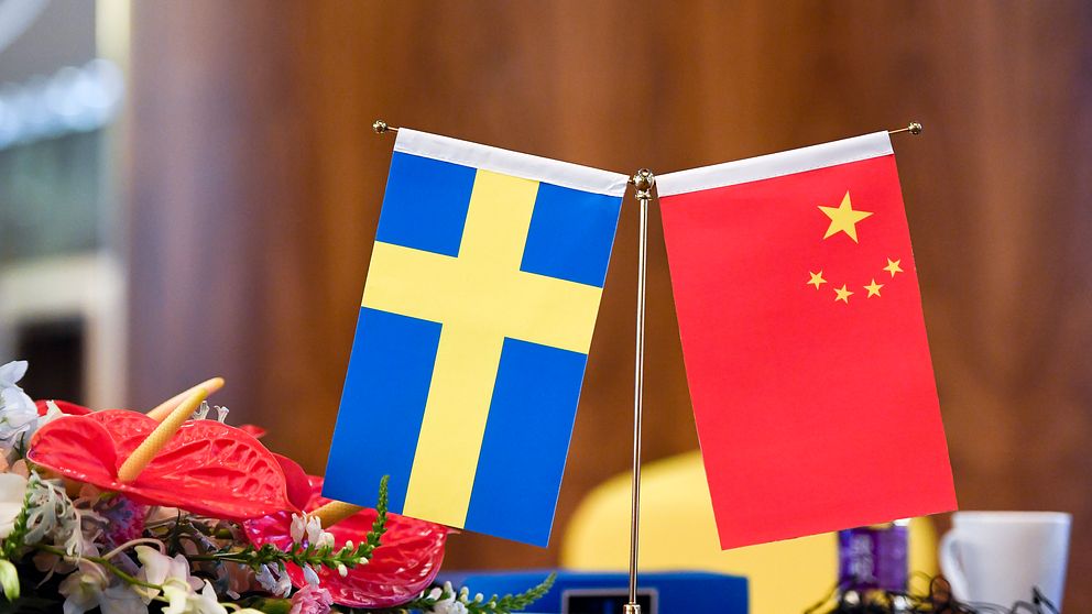 SVT:s Regina Svedberg Ågren frågar sig om Anna Lindstedt-fallet belyser Sveriges komplicerade förhållande med Kina. Arkivbild på båda länders flaggor.