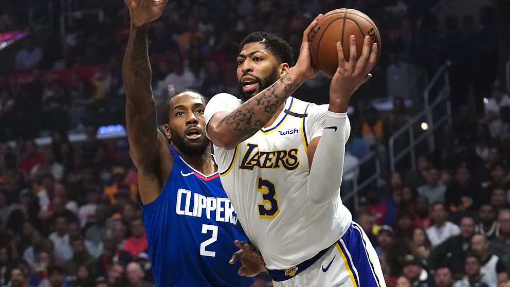 Duell mellan två storstjärnor: Los Angeles Clippers forward Kawhi Leonard i blått och Los Angeles Lakers forward Anthony Davis i vitt.