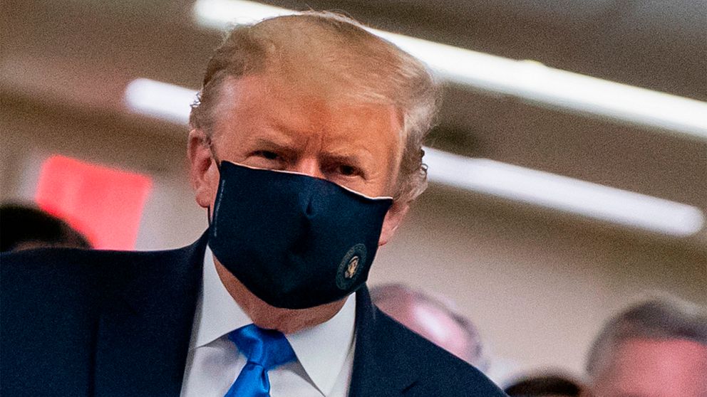 Donald Trump har setts bära munskydd offentligt för första gången.