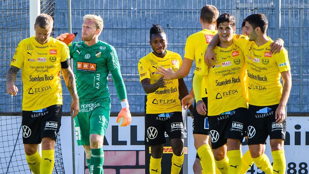 Mjällbys Mamudu Moro jublar efter 3-0 samtidigt som Häckens målvakt Peter Abrahamsson deppar.