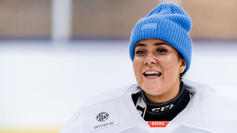 Målvakten Sofia Reideborn tar en paus från ishockeyn.