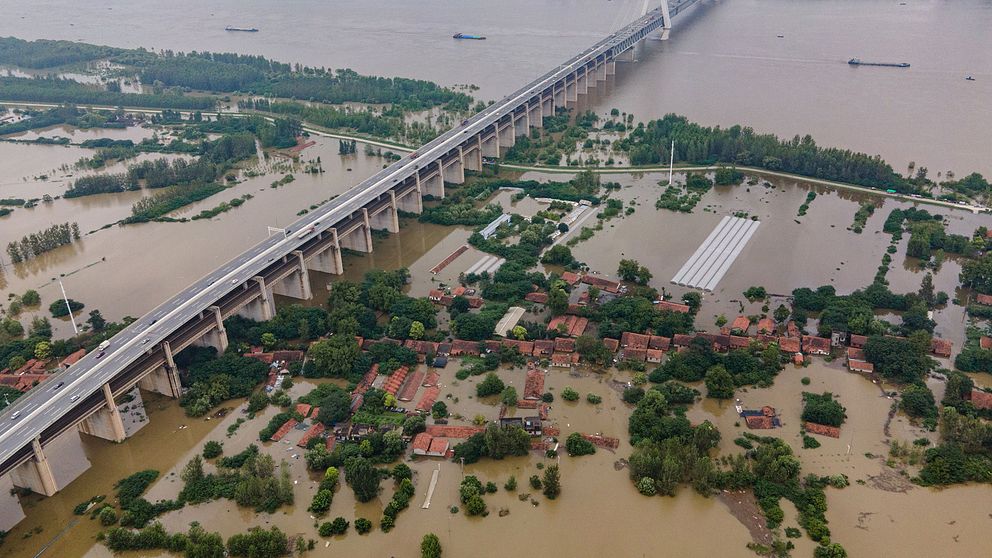 Floden Yangtze har svämmat över i Wuhan, Kina.