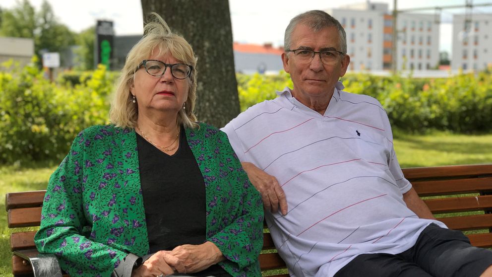 Ingrid Tengelin och Jan-Åke Göransson på parkbänk