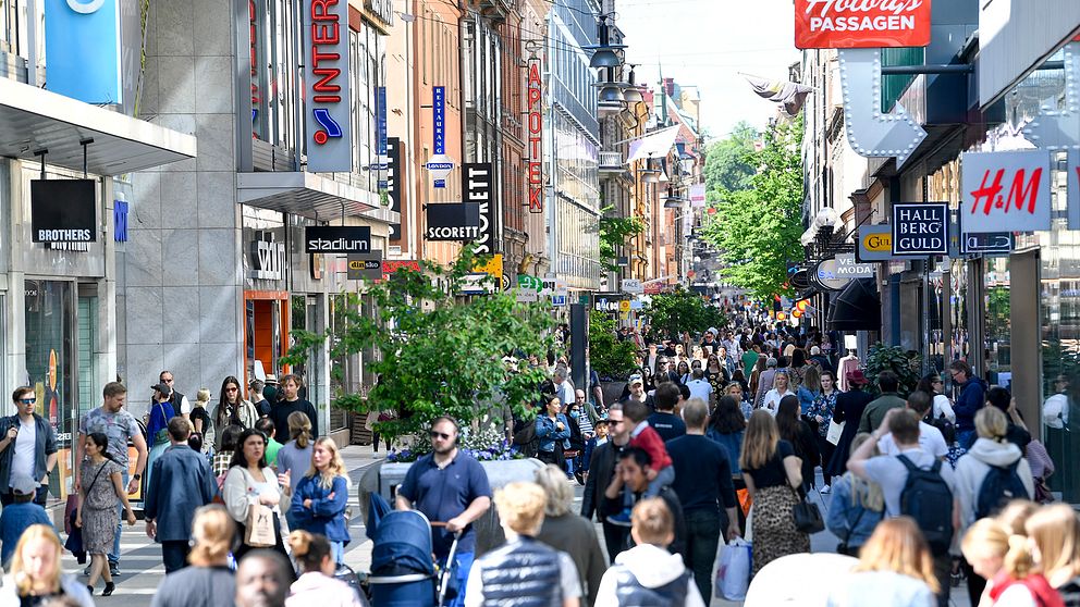 Drottninggatan i Stockholm en lördag. Trots pandemin är det fullt med folk.