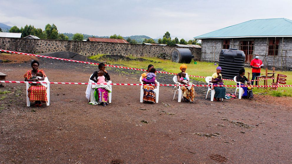 Mödrar i Goma i Kongo väntar på att deras barn ska vaccineras mot mässling under corona-pandemin.