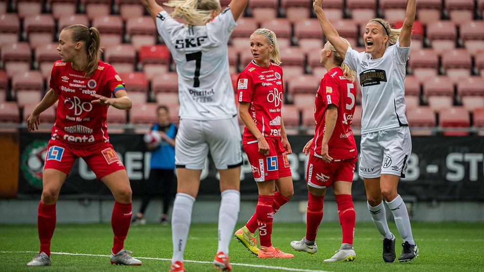 Göteborgs Stina Blackstenius och Emma Kullberg jublar.