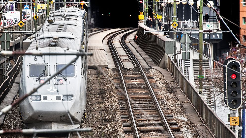 Ett SJ-tåg vid Stockholms centralstation.