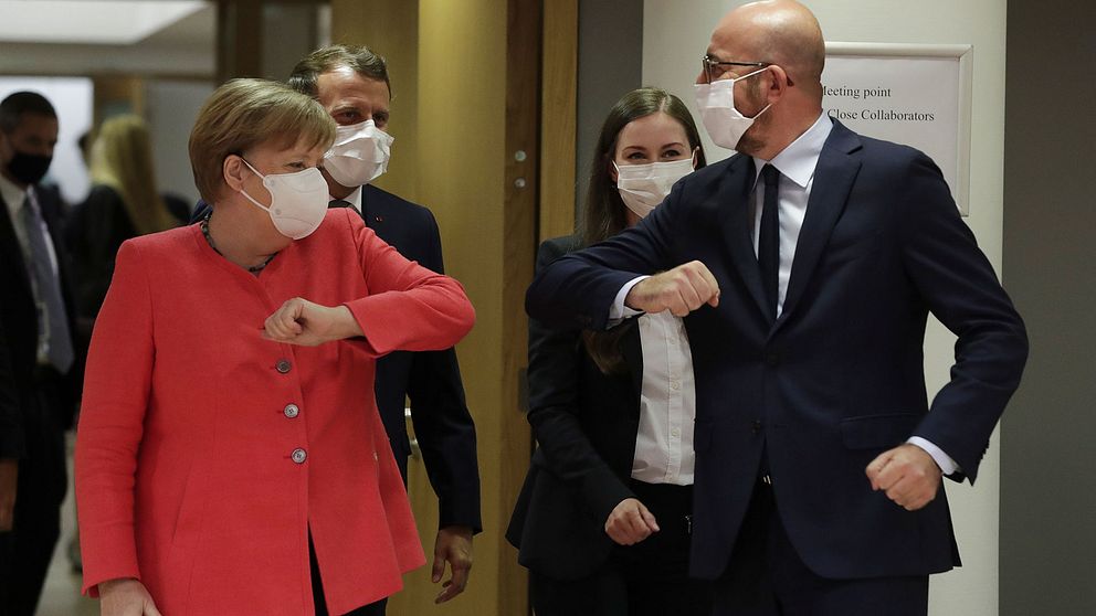 Tysklands förbudskansler Angela Merkel och Europeiska rådets ordförande Charles Michel hälsar på varandra vid toppmötet i Bryssel den 17 juli 2020. Franrikes president Emmanuel Macron och Finlands premiärminister Sanna Marin ser på.