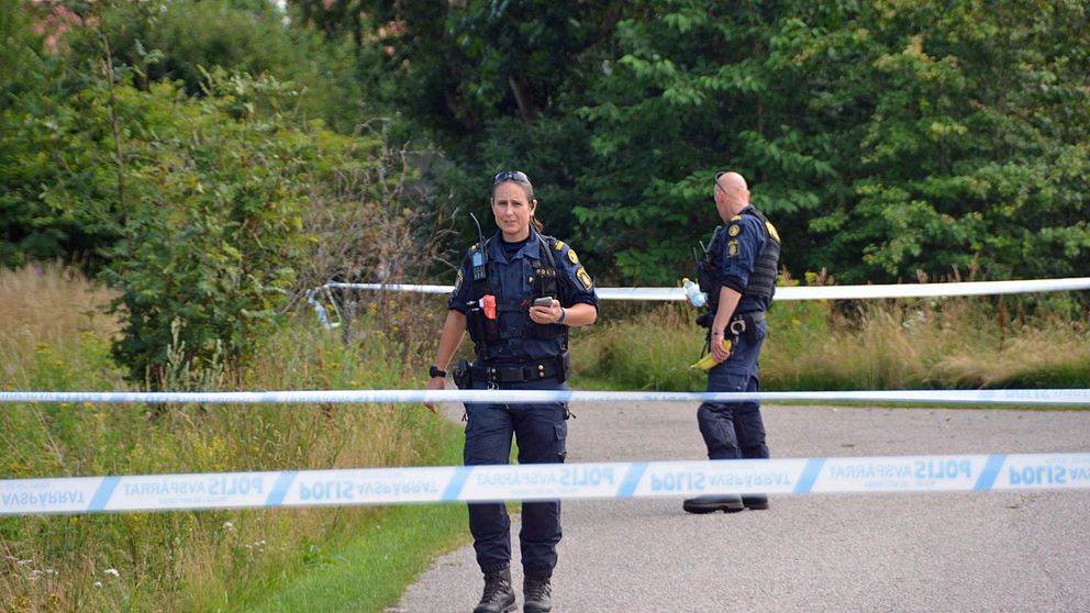 Polisen på plats vid det avspärrade området i Falkenberg där en misstänkt attack mot en äldre kvinna ägde rum under lördagen.