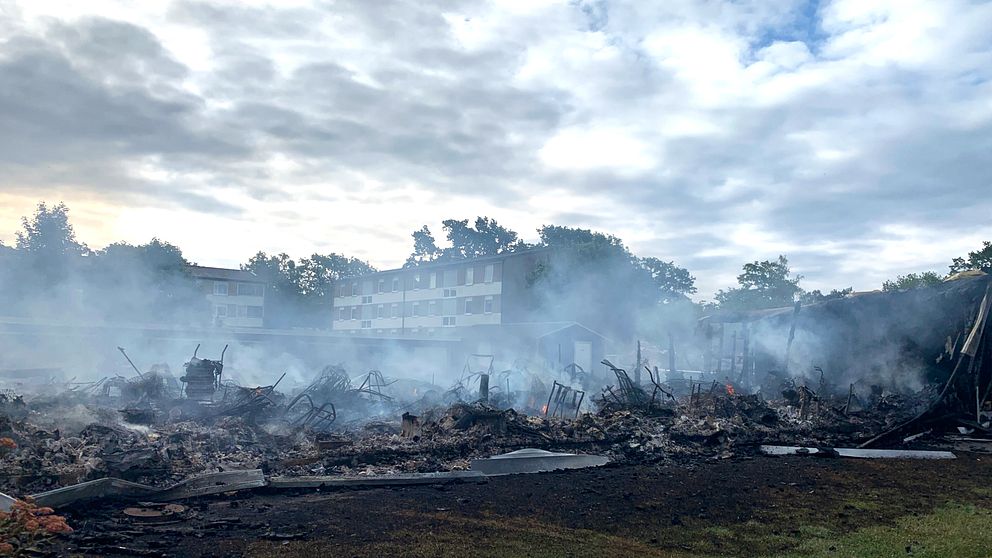 En 19-årig man har anhållits misstänkt för grov mordbrand efter garagebranden i Färjestaden på Öland.