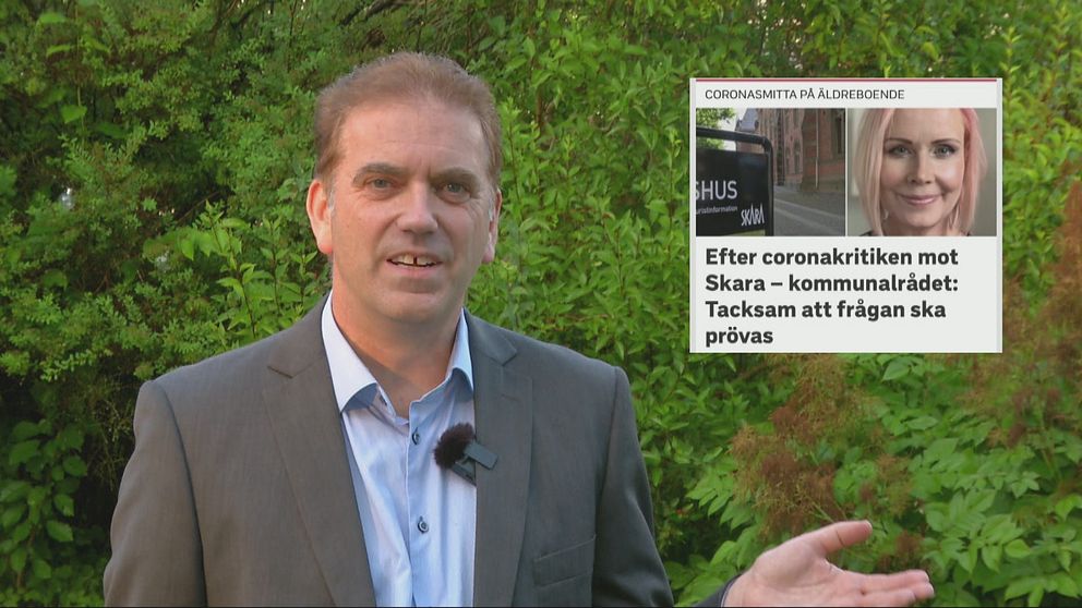 Bosse Carlqvist, SVT:s reporter i Skara, framför grön växtlighet