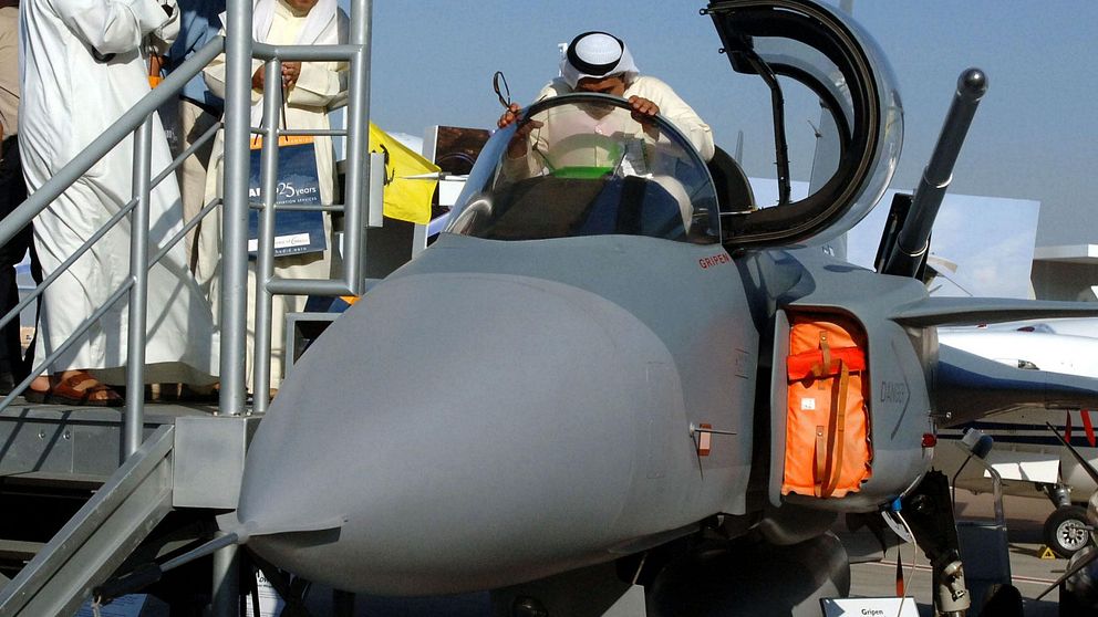 Cockpiten på ett Gripen-plan provas under Dubai Air Show 2005.