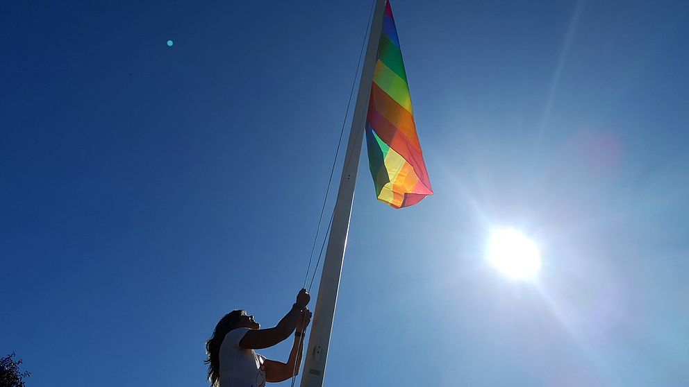 Janette Jardefalk, d på Nykvarnsbostäder hissar upp prideflagga.