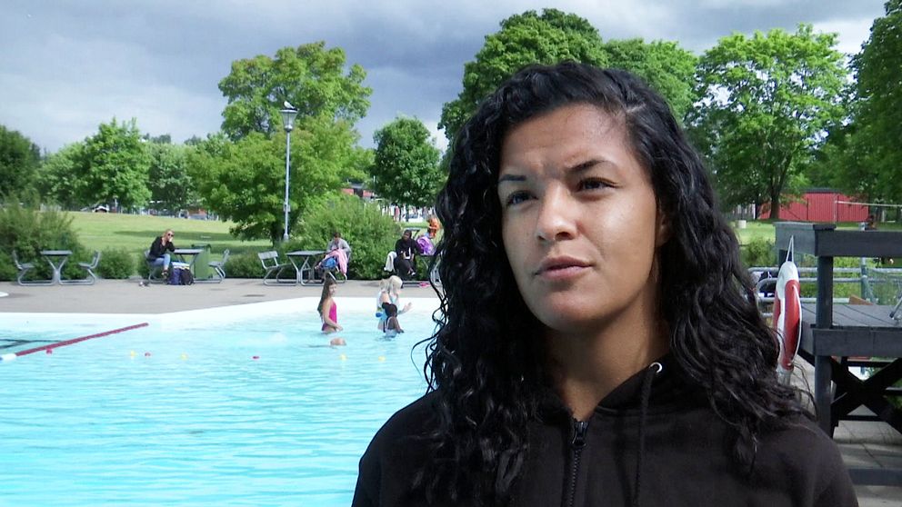 Starta klippet för att höra Izabelle Asprou, arbetsledare vid Vox-badet, berättar om de stora skillnaderna i simkunnighet bland barnen i olika delar av Örebro