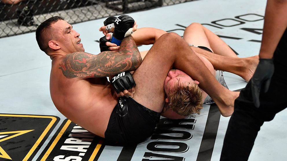 Fabricio Werdum får in ett armlås på Alexander Gustafsson vid nattens UFC-gala.