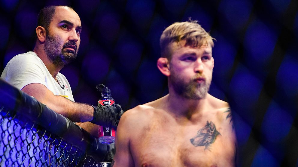 Alexander Gustafsson med sin huvudtränare Andreas Michael under titelmatchen mot Jon Jones i december 2018.