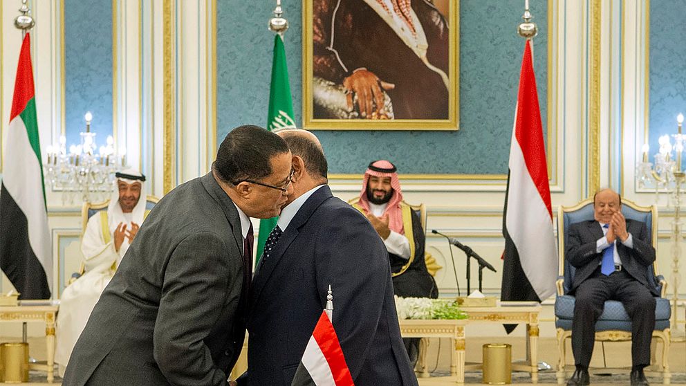Representanter för STC och den jemenitiska regeringen hälsar på varandra inför signeringen av fredsavtalet i november.