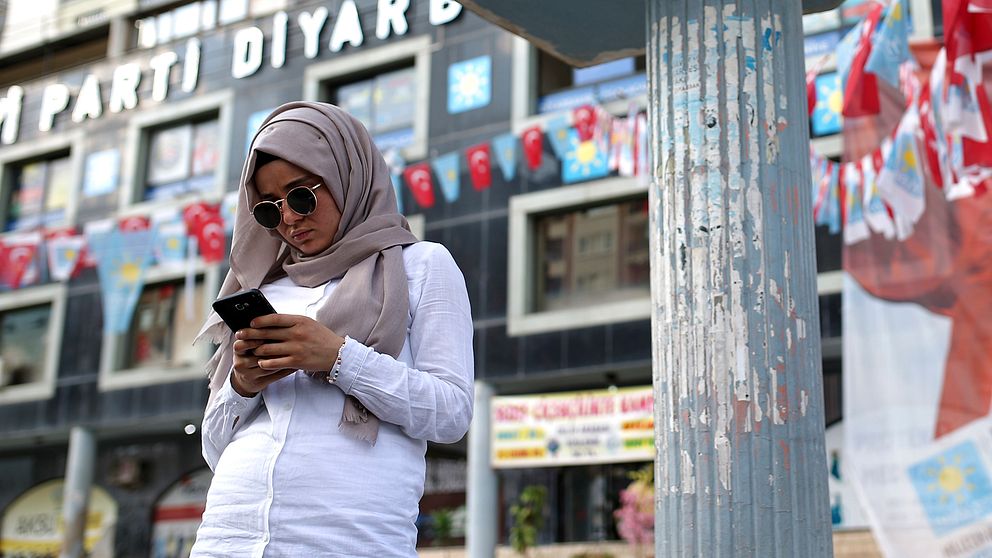 En kvinna med sin telefon i Diyarbakir, Turkiet.