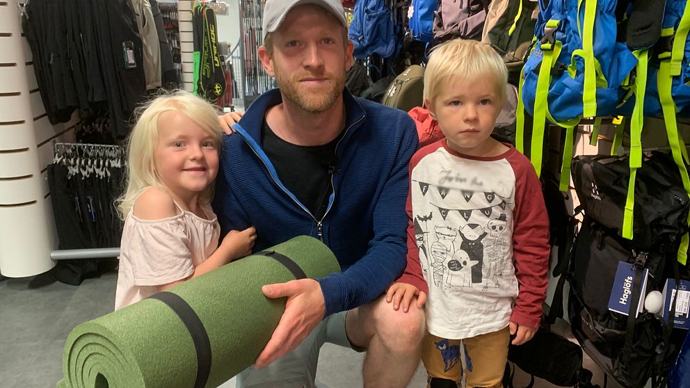 Erik Svende och hans barn Majken och Valter kikade runt bland campingprylarna. Istället för att åka utomlands blir det tältsemester på Öland i år.