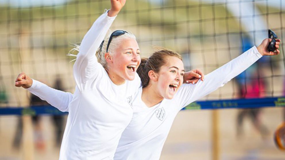 De glada U-16-segrarna Sanna Madestam och Elsa Malmberg från Hylte/Halmstad VBK efter onsdagens match på Tylösand.