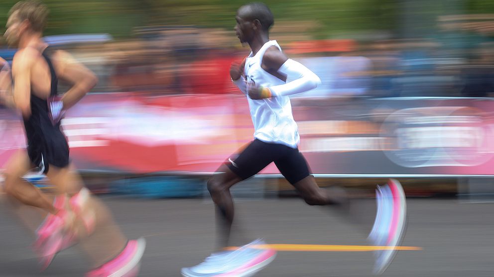 Eliud Kipchoge sprang i fjol ett maraton under två timmar i ”superskon”.