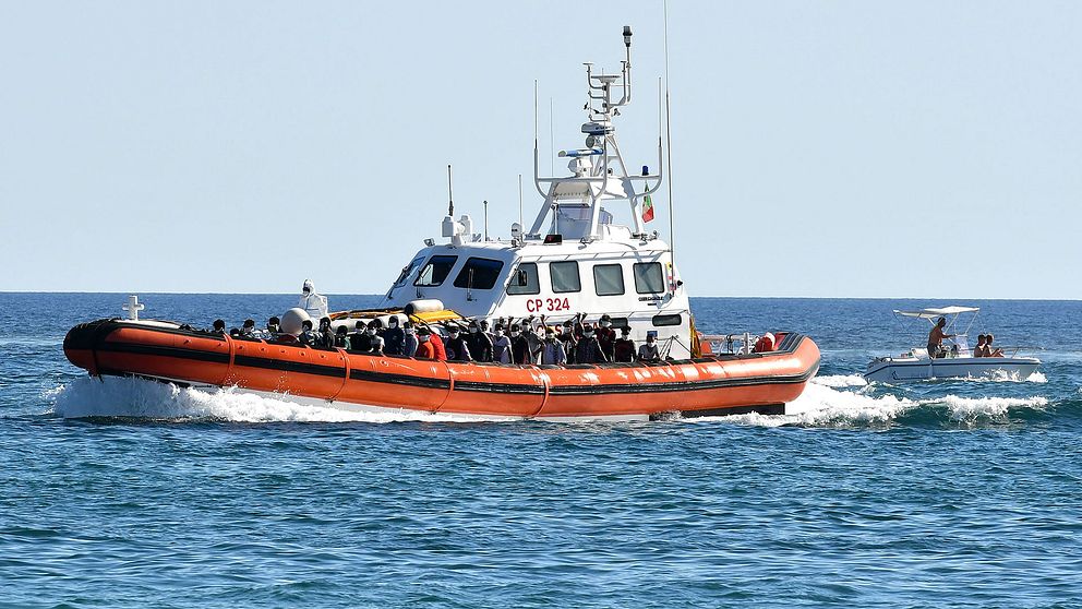 Migranter anländer till Lampedusa efter att ha räddats av den italienska kustbevakningen