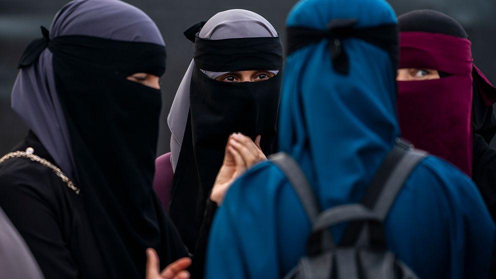 Kvinnor i niqab under en demonstration i Danmark.