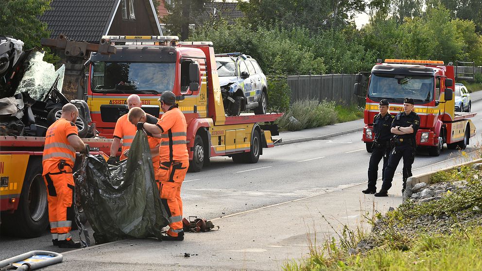 En polisbil krockade med en mopedbil i Täby under natten mot söndagen.