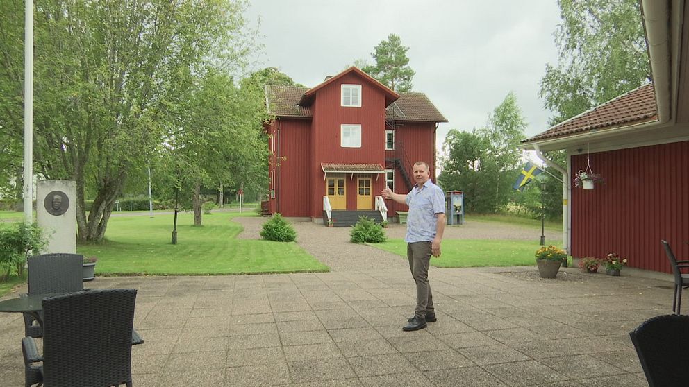 Henrik Norman syns stående på Erlandergården.