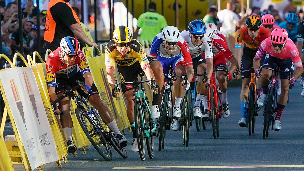 Fabio Jakobsens ramlar in i cykelbanans barriärer.