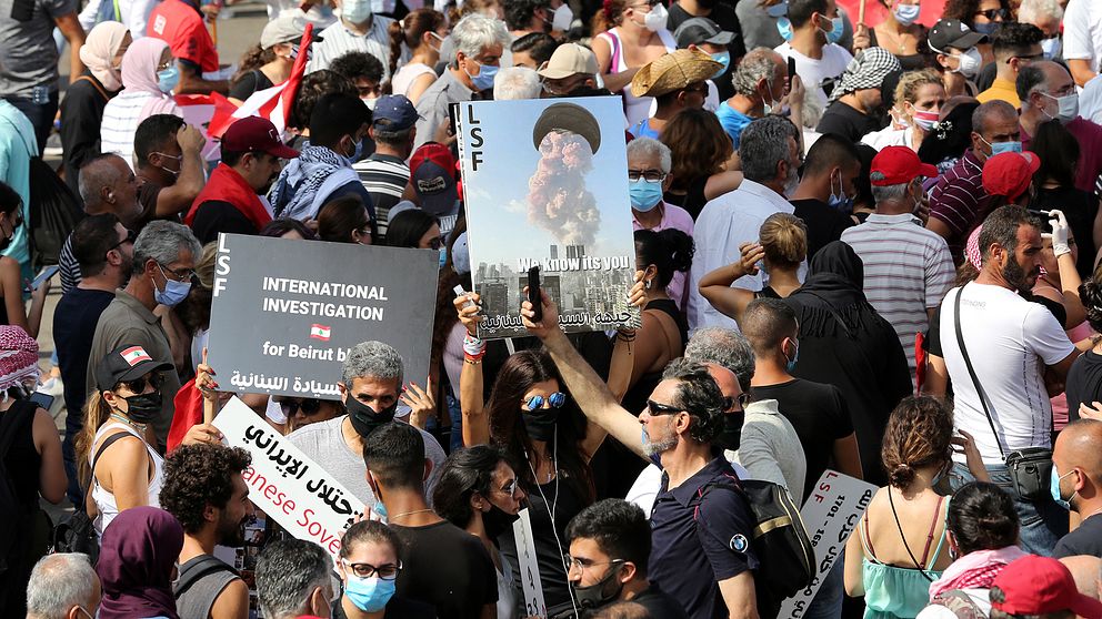 Demonstranter håller regeringen ansvarig för explosionerna i Beirut.