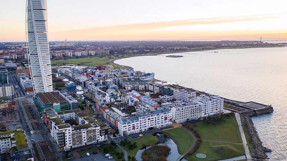 Västra Hamnen i Malmö. Turning Torso i förgrunden, flygbild, Ribersborg stäcker ut sig åt höger.