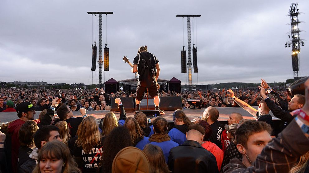 Ridån går ner för hårdrocksfestivalen. Här uppträder Metallicas Robert Trujillo under den nu inställda endagsfestivalen Sthlm Fields i Stockholm 2014.
