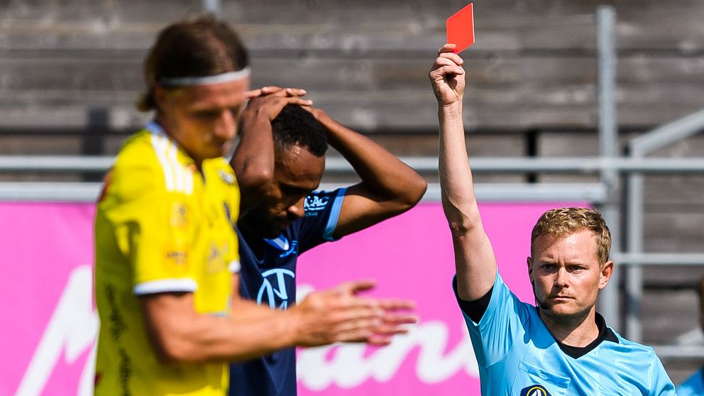 Malmö FFs Isaac Kiese Thelin tilldelas en utvisning av domare Fredrik Klitte under fotbollsmatchen i Allsvenskan mellan Falkenberg och Malmö FF den 9 augusti 2020 i Falkenberg.