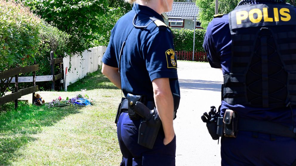 Två personer omkom när en familj på cykel blev påkörda i Färjestaden på onsdagen. Poliserna Karl Ljungkvist och Ulrika Mederin är på plats dagen efter.