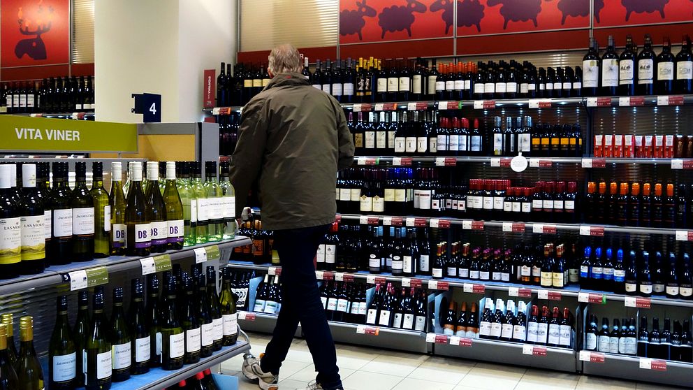 Vinförsäljning på Systembolaget marknadsförs som ”rea” av importörer – trots att det går emot alkohollagen. Arkivbild, viner på Systembolaget.