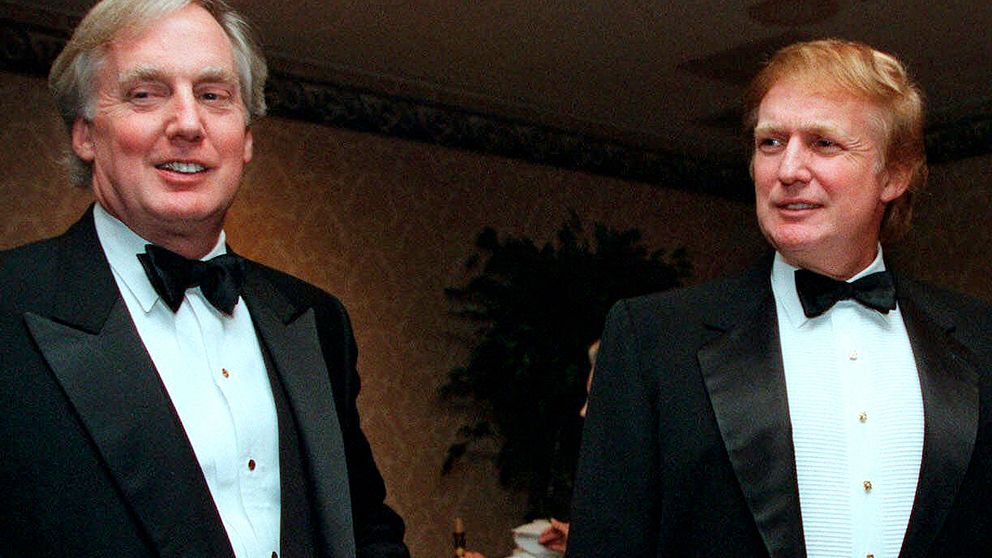 Robert Trump, till vänster, tillsammans med sin storebror Donald 1999. Han avled på ett sjukhus i New York på lördagskvällen, lokal tid.