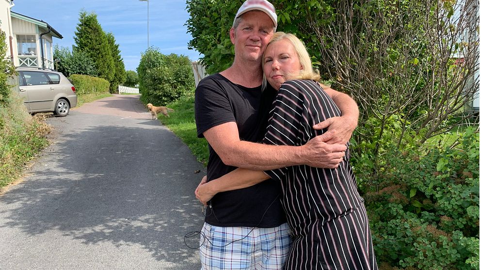 Nils Turney kramar om hustrun Jonna utanför deras hus i Borlänge.