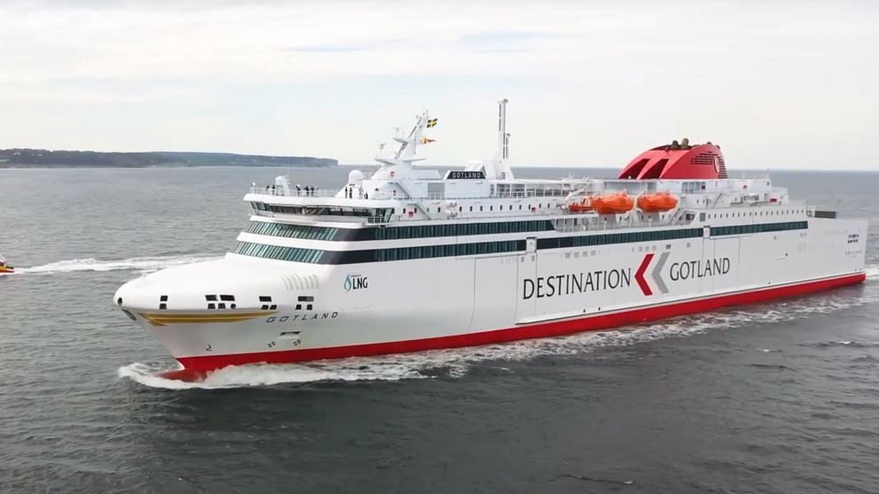 Passagerarfärja från Destination Gotland seglar på öppet hav.