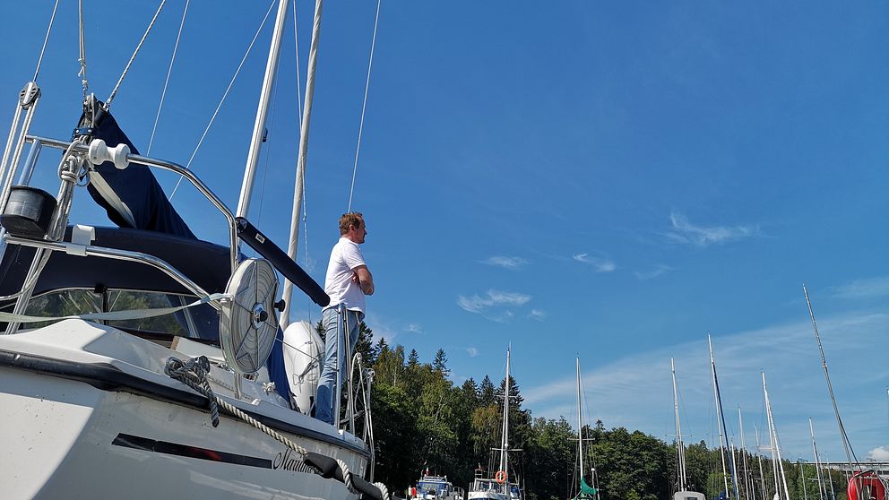 Mauritz Forsström står på sin båt