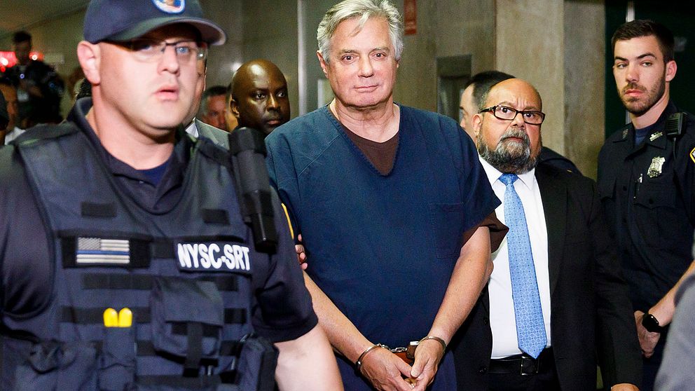 ​President Donald Trumps före detta kampanjledare Paul Manafort (mitten) när han anländer till en domstol i New York den 27 juni 2019.