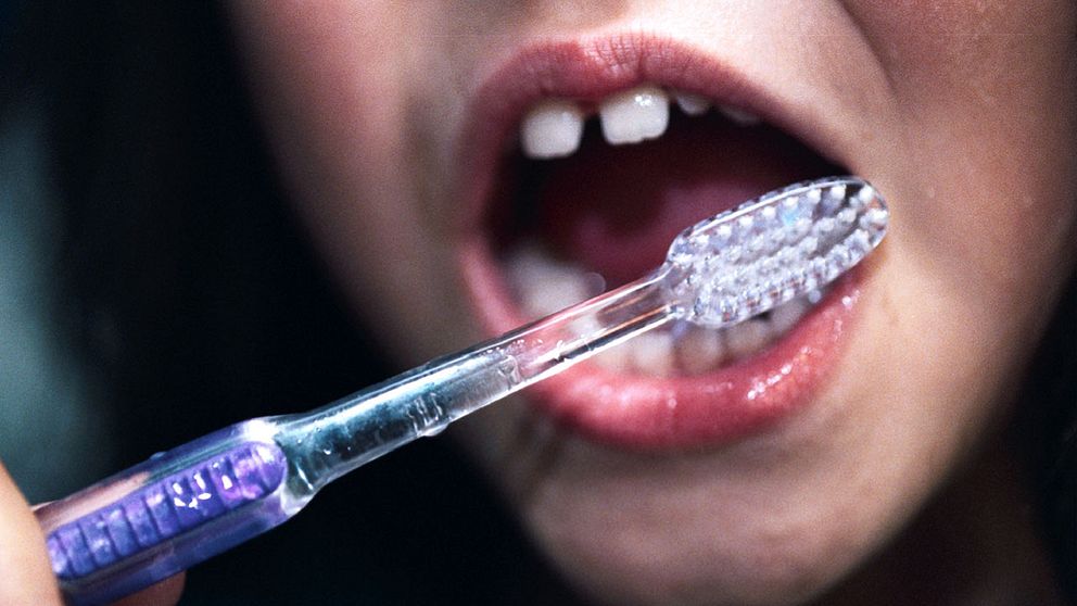 För att bevisa att en tandkräm är bättre än konkurrenternas har företaget låtit barn använda tandkräm utan fluor, konstaterar myndigheten SBU i en ny rapport.