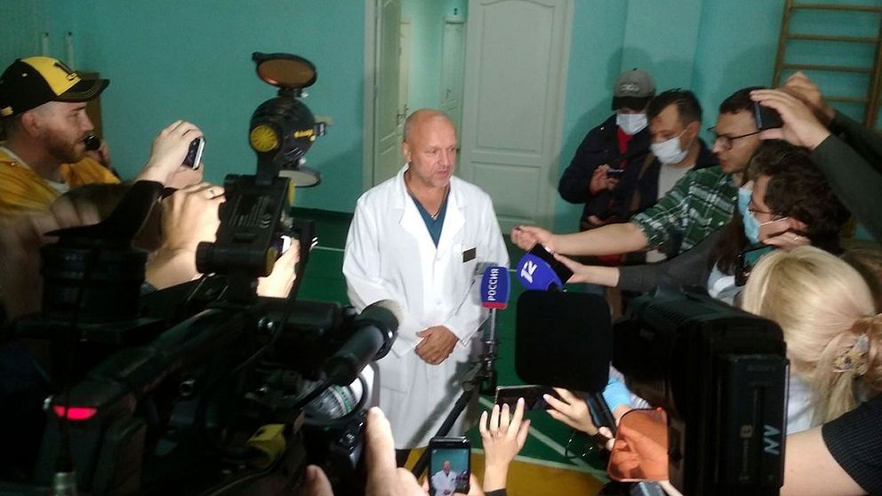 Anatolij Kalinitjenko, biträdande chef för sjukhuset i Omsk där Aleksej Navalnyj vårdas, svarar på reportrarnas frågor om Putinkritikerns tillstånd.